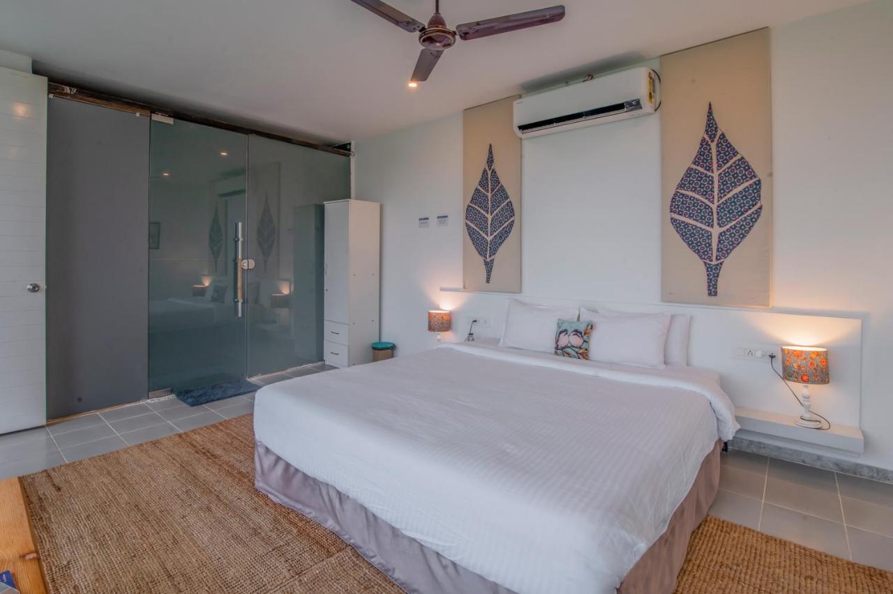 Saffronstays Onellaa, Nashik - Infinity Pool Villa Surrounded By A Vineyard Exterior photo